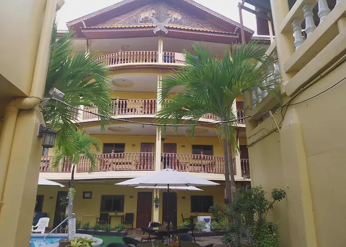 Phratamnak Inn & Guesthouse - 100 Mtr From The Beach