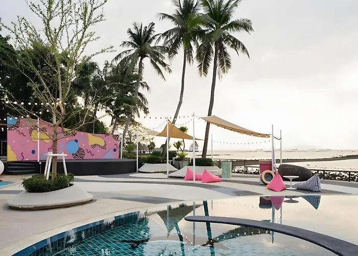 Loft Seaside Sriracha